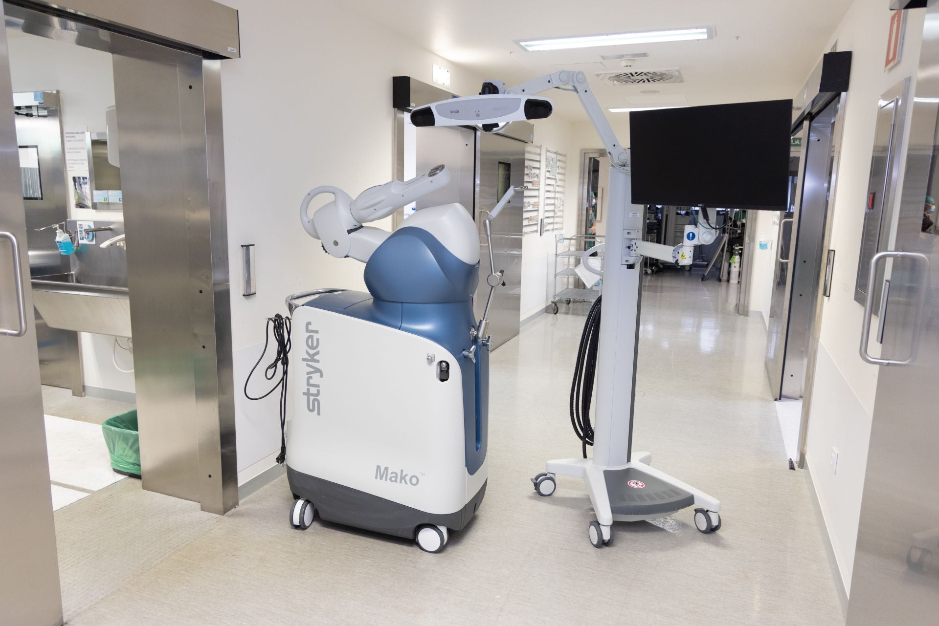 El robot Mako que utilizan los traumatólogos del Clínico en la zona de quirófanos del hospital vallisoletano.
