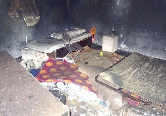 La habitación donde dormía el último inquilino de la caseta catalogada que fue pasto de las llamas hace una semana.