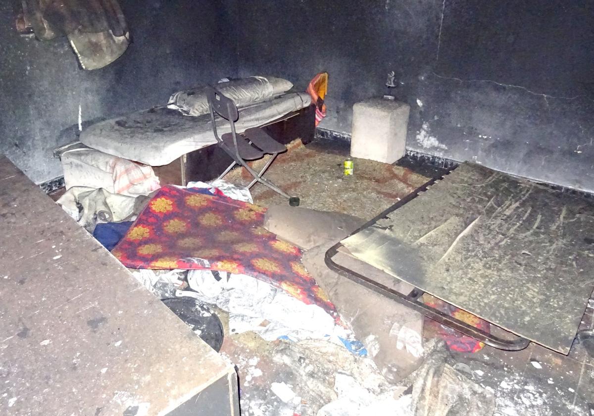 La habitación donde dormía el último inquilino de la caseta catalogada que fue pasto de las llamas hace una semana.