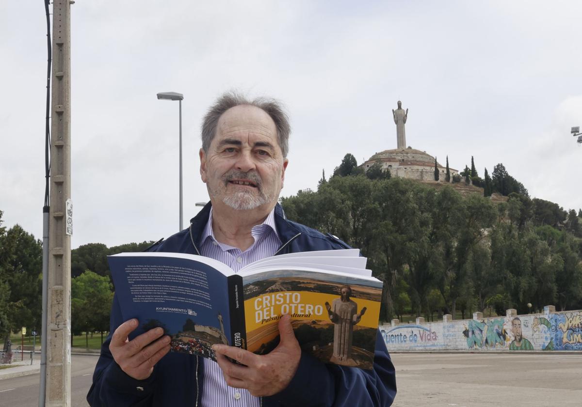 Segundo Fernández Morate, a los pies del cerro, con uno de sus libros.