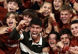 El liderazgo de Alcaraz, en su celebración con los recogepelotas