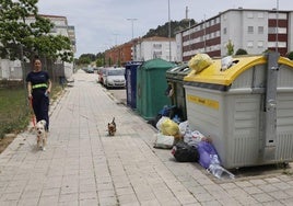 Contenedores de basura llenos en el barrio del Cristo.