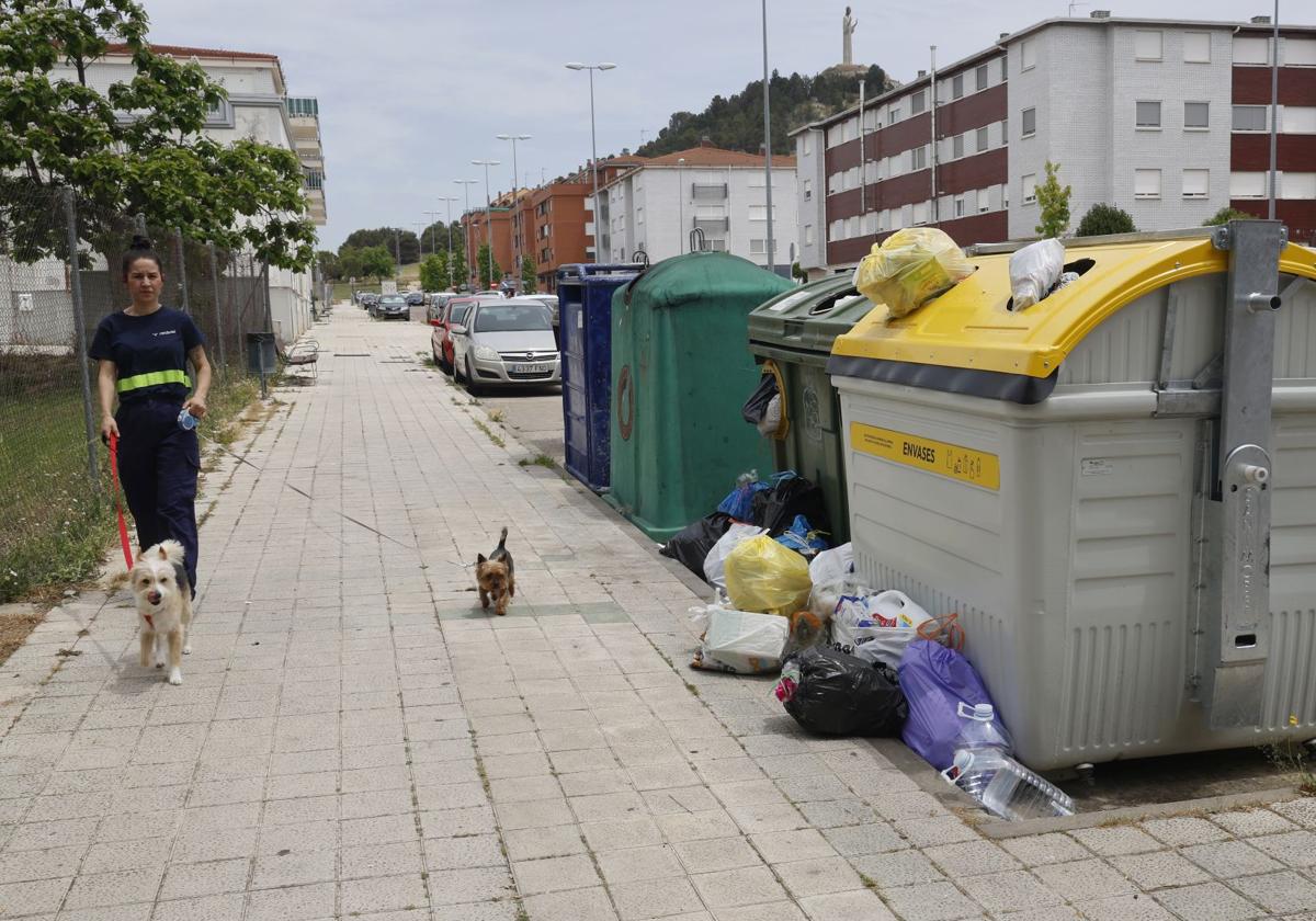 Contenedores de basura llenos en el barrio del Cristo.