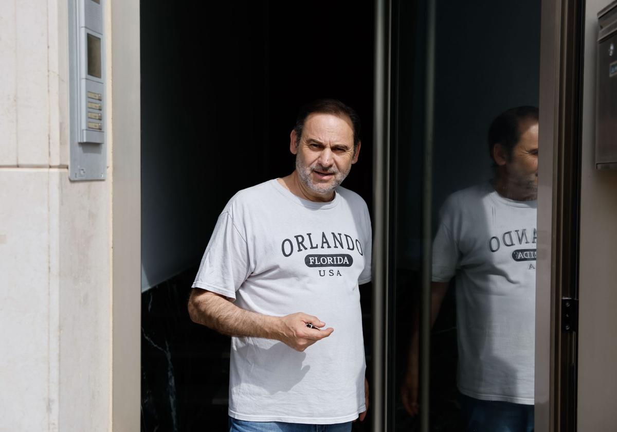 La UCO registra la casa de Ábalos en València en busca de contratos de obra civil.