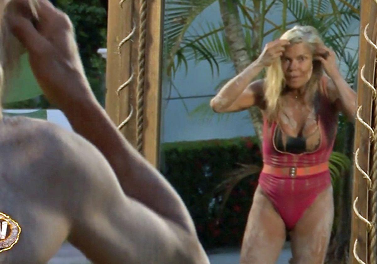 Makoke, sorprendida por su aspecto al verse reflejada en el espejo, tras salir de 'Supervivientes'