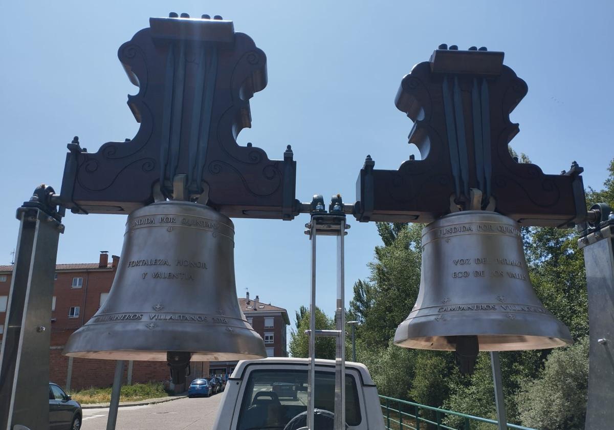 Los campaneros Villaltanos transportan las campanas.