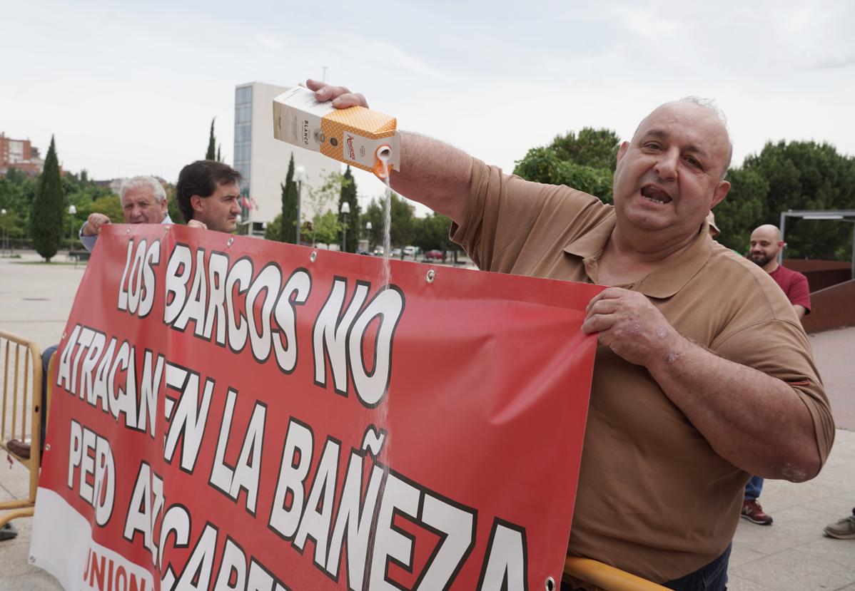Protesta a las puertas de las Cortes.