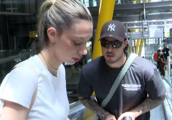 Alejandra Rubio con Carlo Costanzia en el aeropuerto.