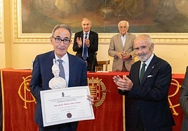 Sanz Serna recoge el premio en el Círculo de Recreo.