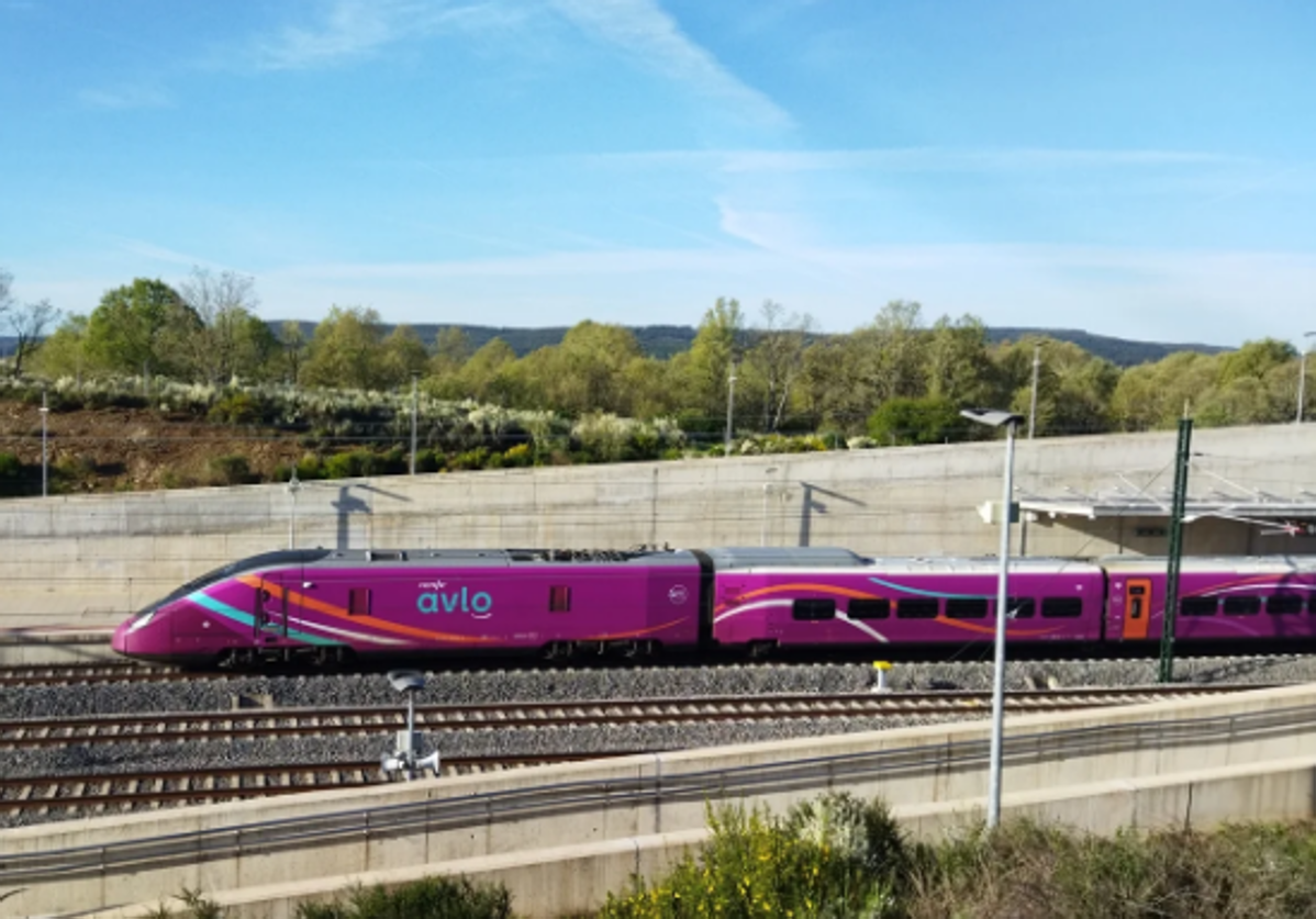 El Avlo que ya no para en la estación de Sanabria Alta Velocidad, este lunes.