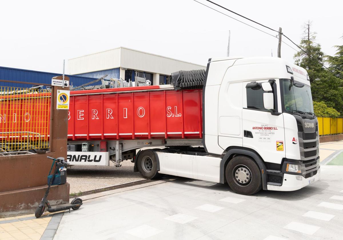 Un camión cargado de chatarra sale este martes de las instalaciones del polígono San Cristóbal de Valladolid donde Bimbo fabricaba sus productos.