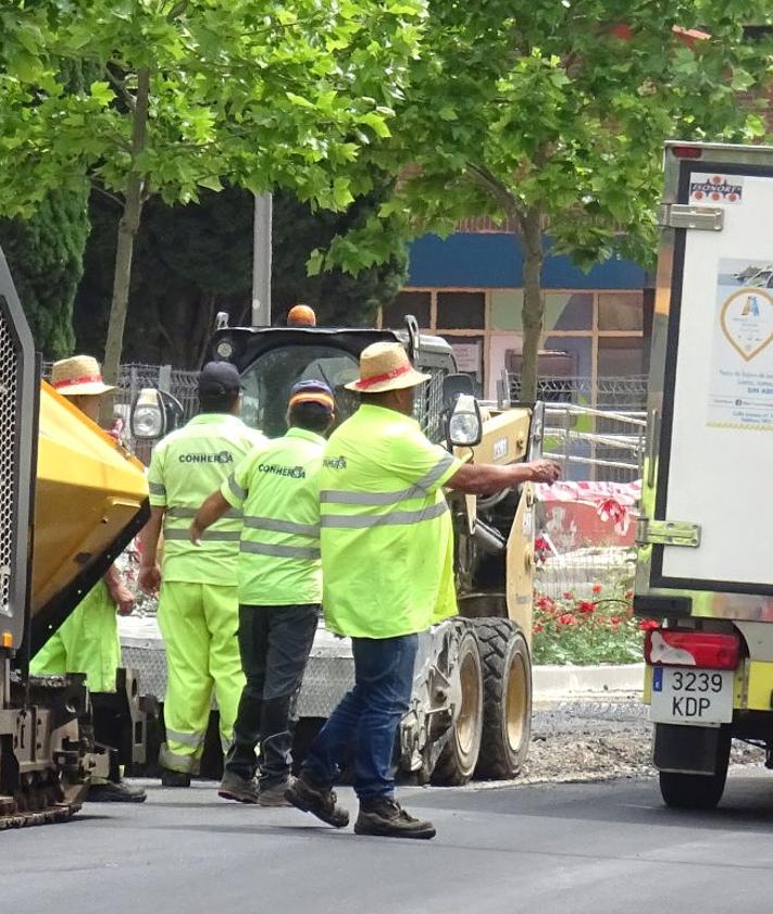 Imagen secundaria 2 - El cruce de Hernando de Acuña con Adolfo Miaja de la Muela, una vez asfaltado y reabierto al tráfico. Debajo, a la izquierda, trabajos de asfaltado en el tramo inicial de Adolfo Miaja de la Muela y los operarios regulando la circulación.