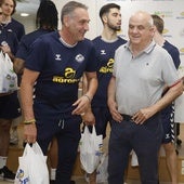 Jugadores, cuerpo técnico y directiva del Súper Agropal Palencia, en las instalaciones del patrocinador principal.