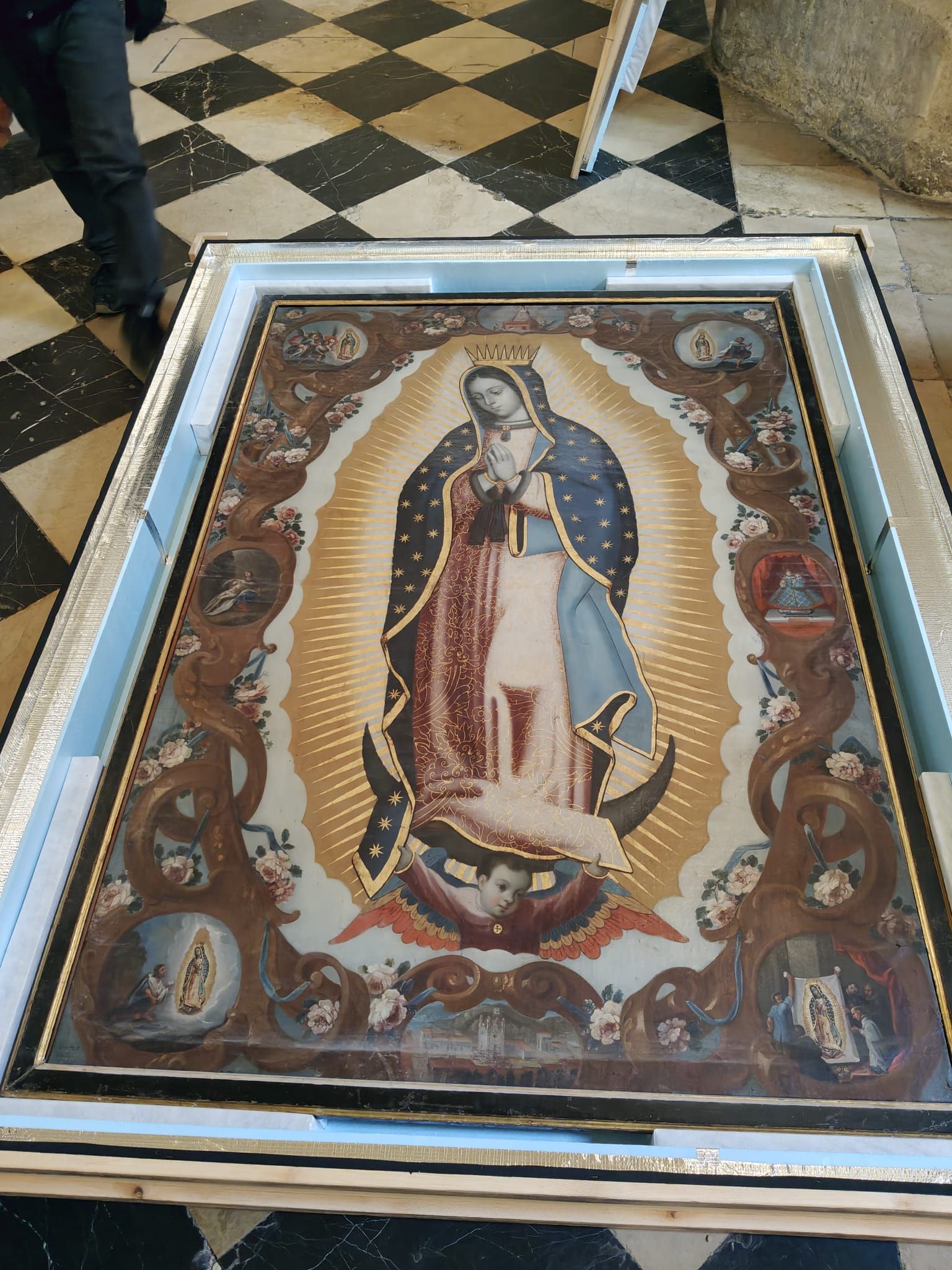 La Virgen de Guadalupe, embalada para su traslado al Museo del Prado.