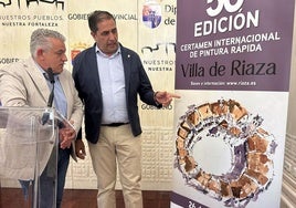El diputado de Cultura y el alcalde de Riaza muestran el cartel del certamen.