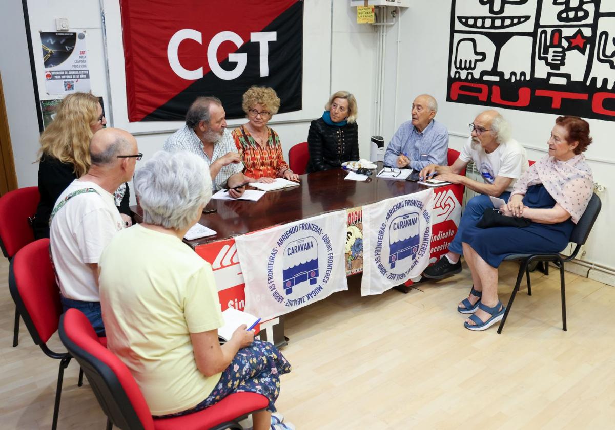 Integrantes del Colectivo Indignado Valladolid, durante su reunión en La Casa de las Palabras.
