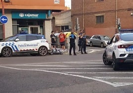 Intervención de la Policía con los dos jóvenes implicados en la plaza del Carmen.