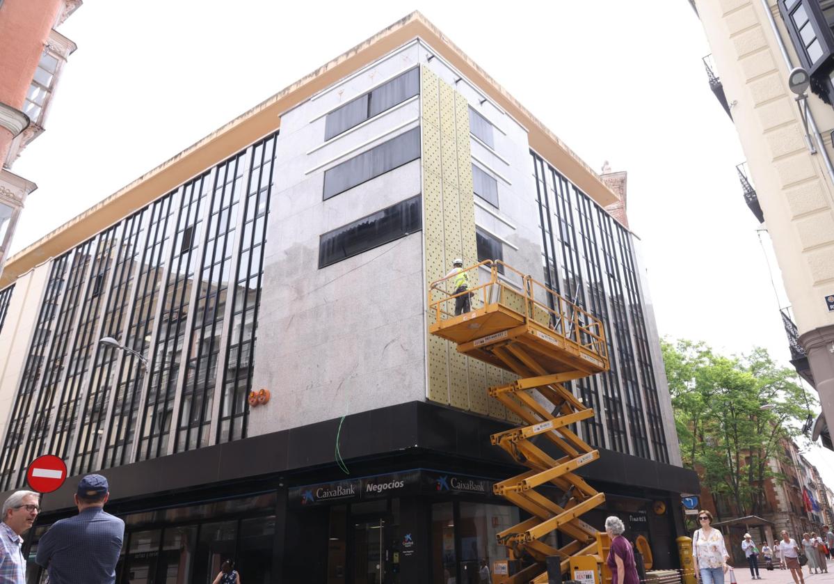 Comienza la instalación de parte del jardín vertical en el CaixaBank de Regalado