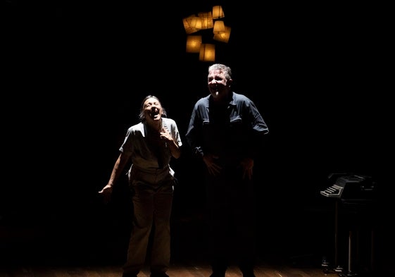 Celia Nadal y Javier Manzanera, en un momento de 'Por voluntad propia'.