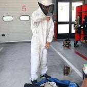 Un bombero, con el equipo de apicultor, en una imagen de archivo.
