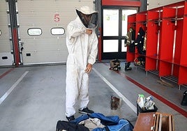 Un bombero, con el equipo de apicultor, en una imagen de archivo.
