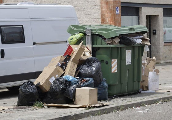 Basura acumulada junto a uno de los contenedores del polígono industrial.