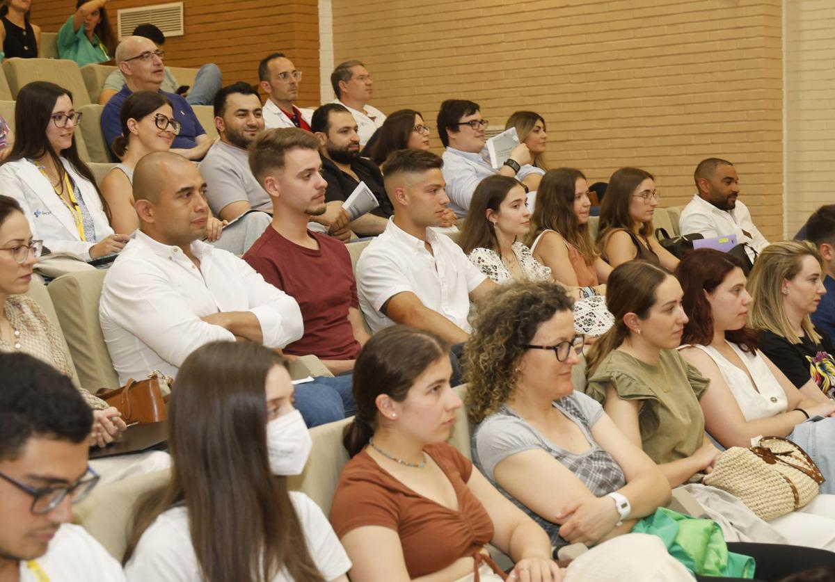Participantes en el acto de despedida a los residentes y de bienvenida a la nueva promoción, este miércoles en el hospital de Palencia.