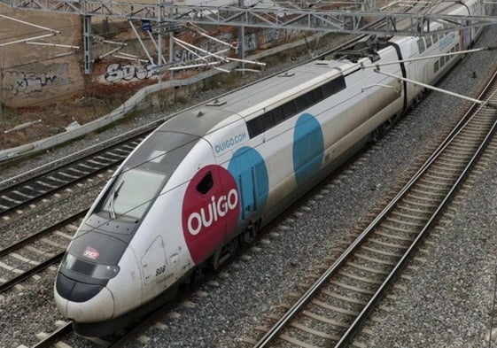 Un tren de Ouigo visto desde lo alto del viaducto de Arco de Ladrillo de Valladolid.