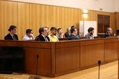 Los acusados por la agresión homófoba, junto a sus abogados en la Audiencia de Valladolid.