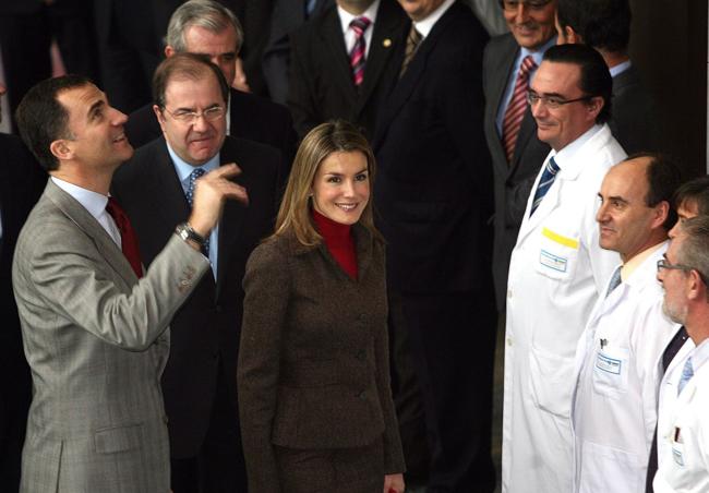 Don Felipe y Doña Letizia, junto a Herrera, durante la inauguración del nuevo hospital Río Hortega, en enero de 2009.