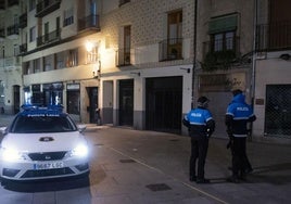 Agentes de la Policía Local acuden a una intervención por ruidos.