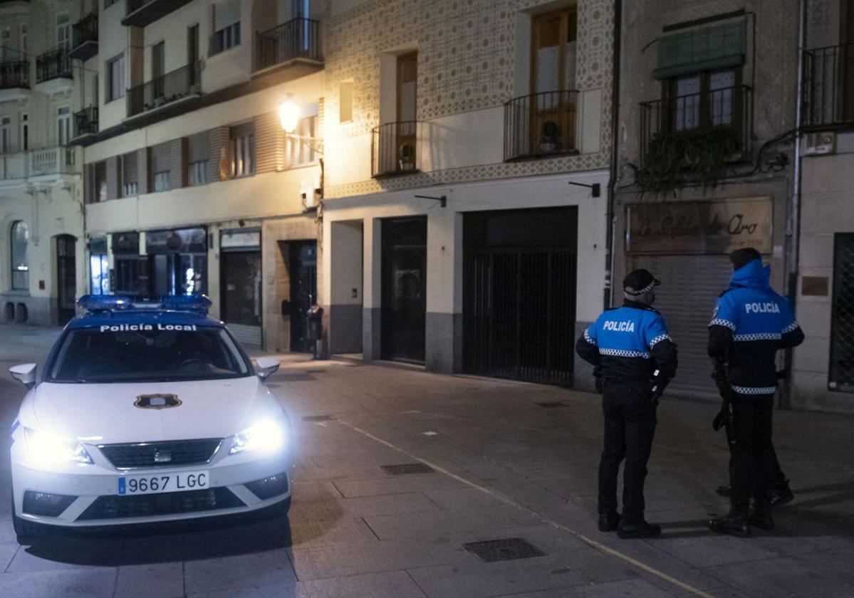 Agentes de la Policía Local acuden a una intervención por ruidos.