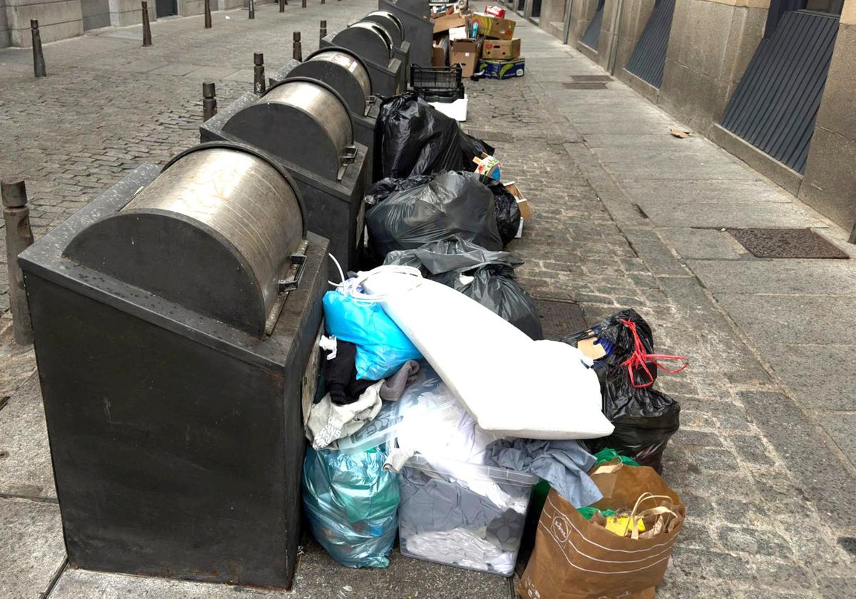 Contenedores en la Calle de los Bares.
