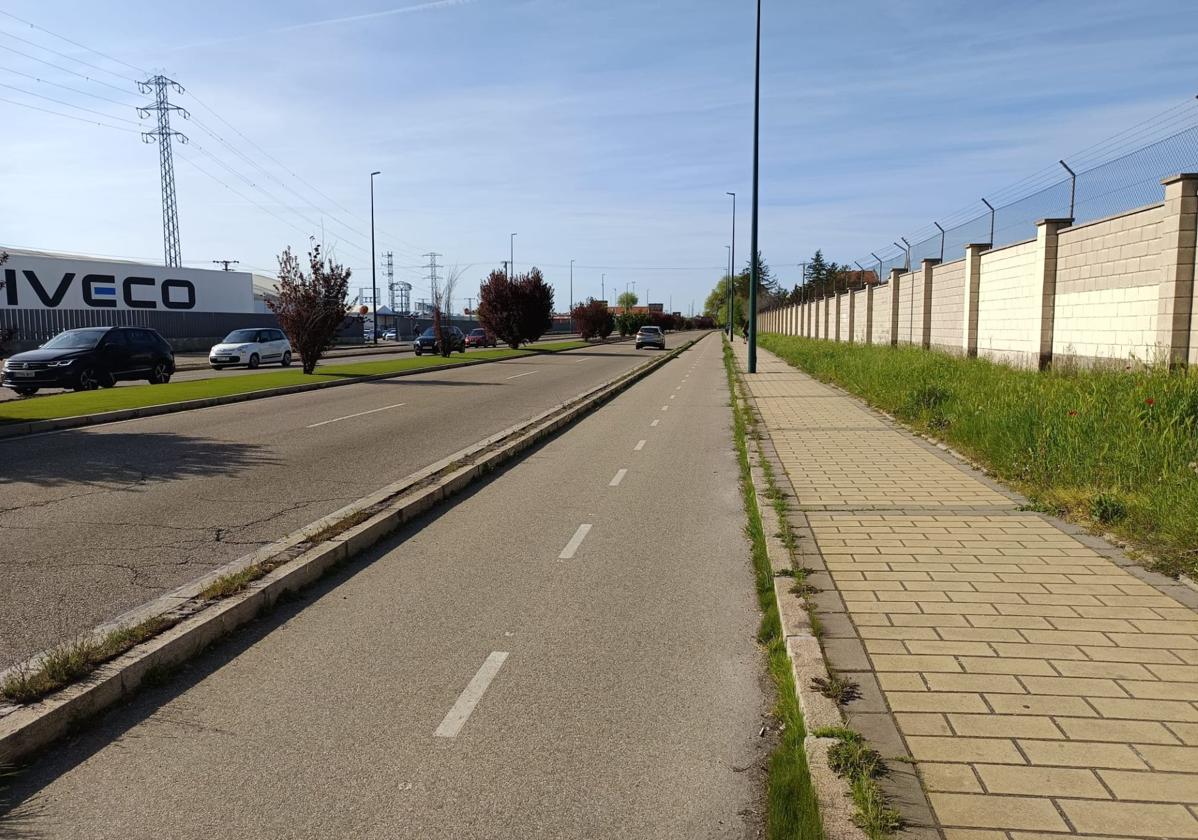 El nuevo tramo de carril bici se ha ejecutado por una senda tradicionalmente compartida por peatones y ciclistas