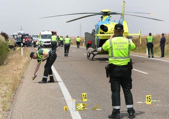 La Guardia Civil y los servicios de emergencias intervienen en el lugar del accidente.