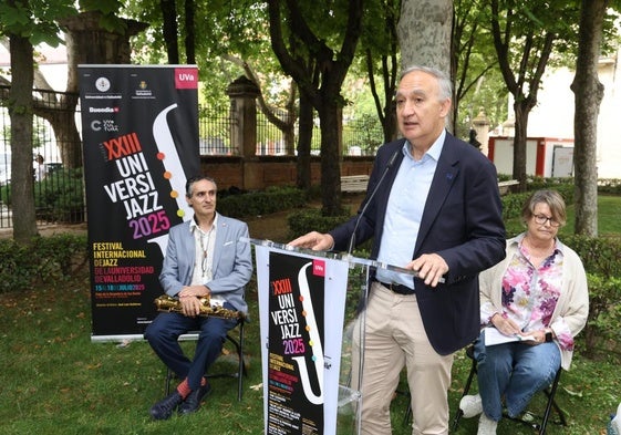 Antonio Largo, rector de la Universidad, presenta el Universijazz junto al músico José Luis Gutiérrez en los jardines del Palacio de Santa Cruz.
