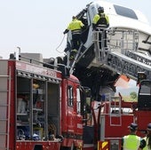 Bomberos y servicios de emergencia, en el lugar del accidente en la N-110.
