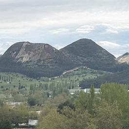 Los cerros del fondo de la imagen