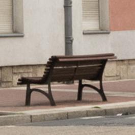 El banco entre esos dos árboles