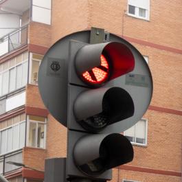 La flecha en la luz roja del semáforo