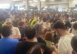Pasajeros hacinados en la estación madrileña de Chamartín.