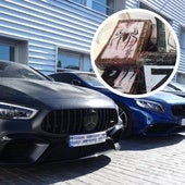 Los coches de alta gama intervenidos al clan y detalle de la marca de la araña con la que identifican sus paquetes de cocaína.