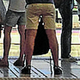 La mochila entre las piernas
