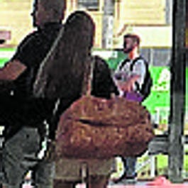 La bolsa en la espalda de esta viajera