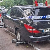 La grúa municipal retira el vehículo del sospechoso de atropellar a una mujer en Arturo Eyries y darse a la fuga.