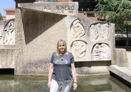 María José García Estrada delante del monumento al minero.