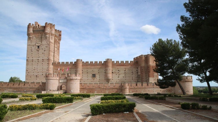 Vista principal del exterior del Castillo de la Mota.