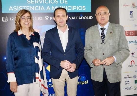 El presidente de la Diputación de Valladolid, Conrado Íscar (centro), junto a la presidenta de la Diputación de Palencia, Ángeles Armisén, y el subdelegado del Gobierno en Valladolid, Jacinto Canales.