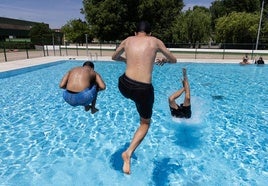 Los primeros chapuzones del verano, en imágenes