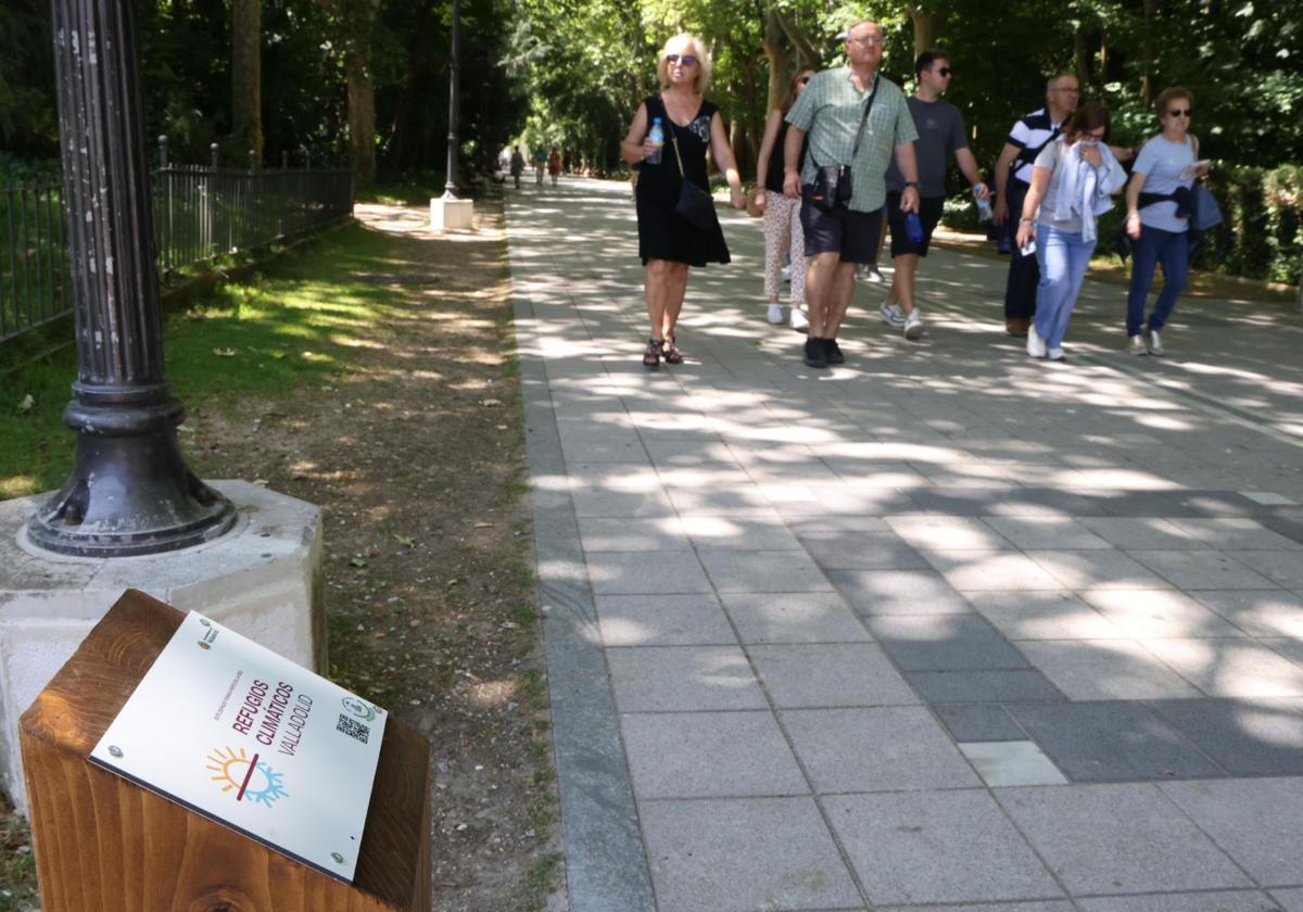 Cartel colocado en el Paseo del Príncipe del Campo Grande, uno de los parques etiquetados como refugio climático en Valladolid